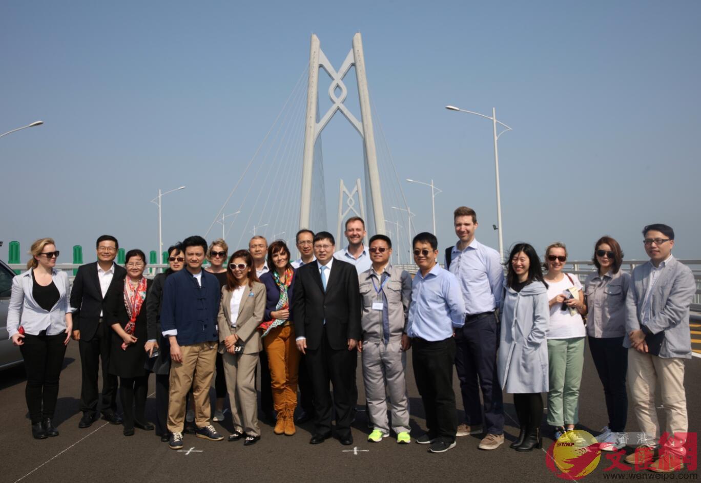 外國記者在港珠澳大橋上合影。
