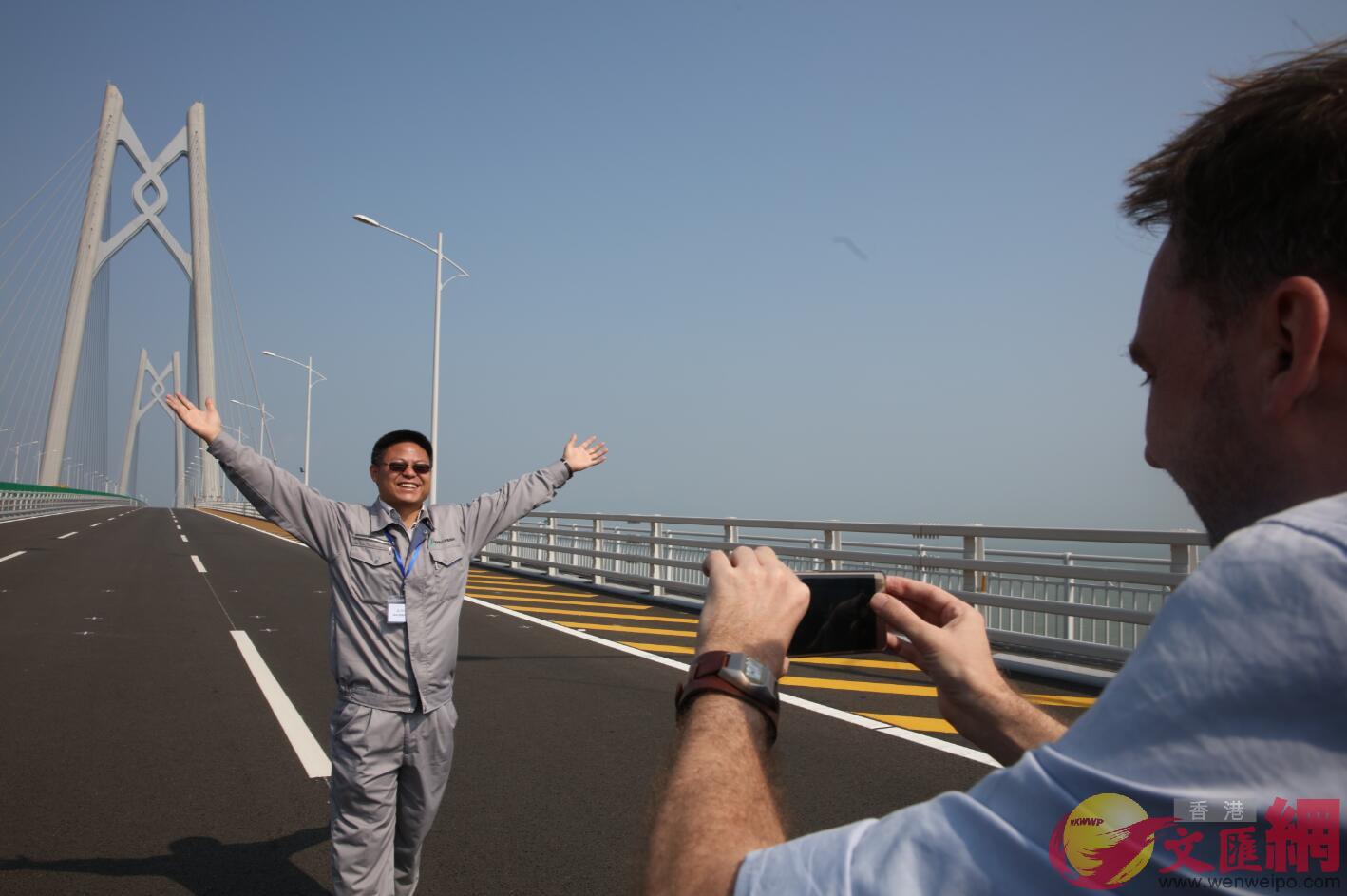 外國記者為港珠澳大橋管理局工作人員拍照。