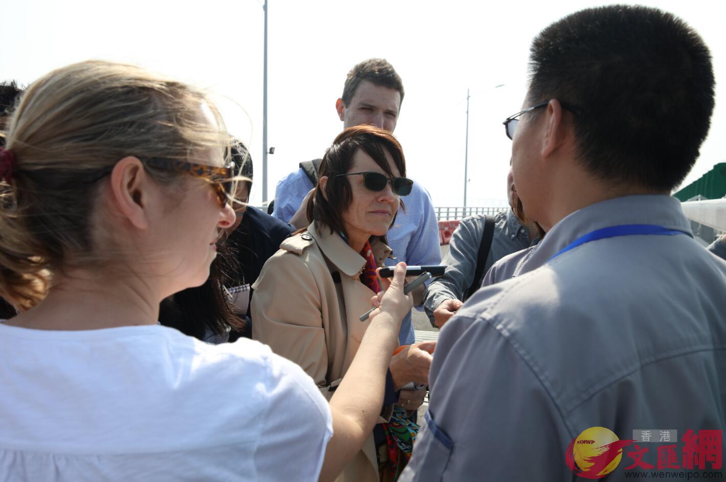 記者們採訪港珠澳大橋管理局工作人員。