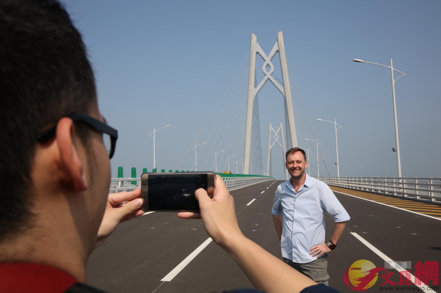 外國記者在大橋上拍照留念。