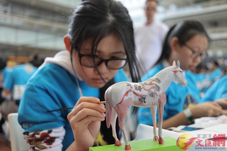 中小學生們發揮創意，為馬匹雕像塗色