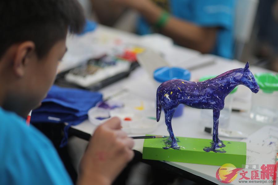 中小學生們發揮創意，為馬匹雕像塗色