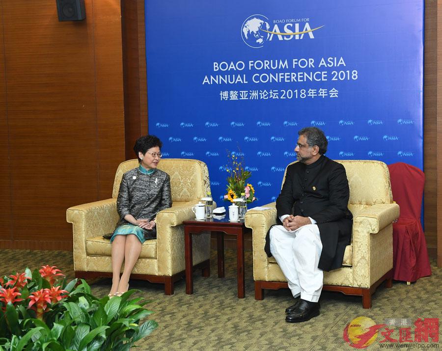 林鄭月娥（左）與巴基斯坦總理阿巴西會面