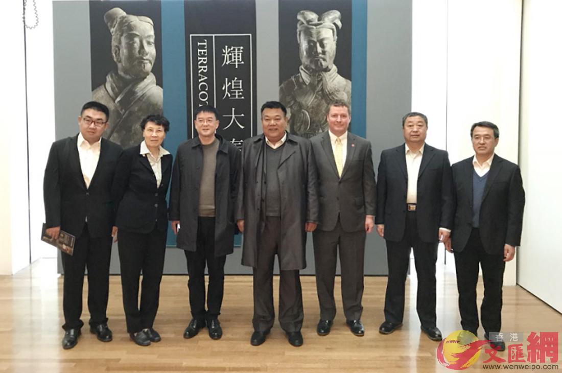 陝西省文物局代表團在展覽現場合影。(陝西省文物局供圖)
