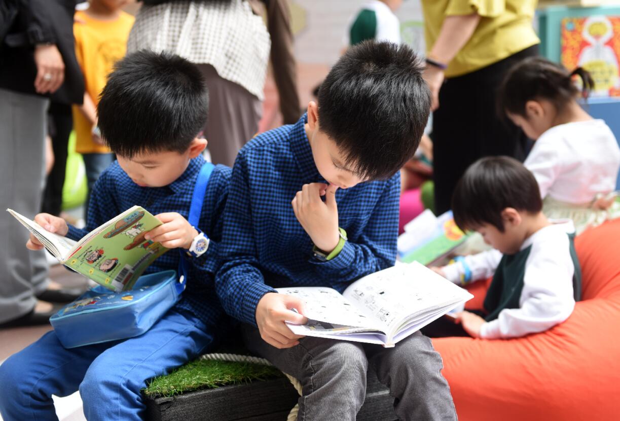 香港小学生在「2018响应世界阅读日」开幕典礼中阅读(中新社)