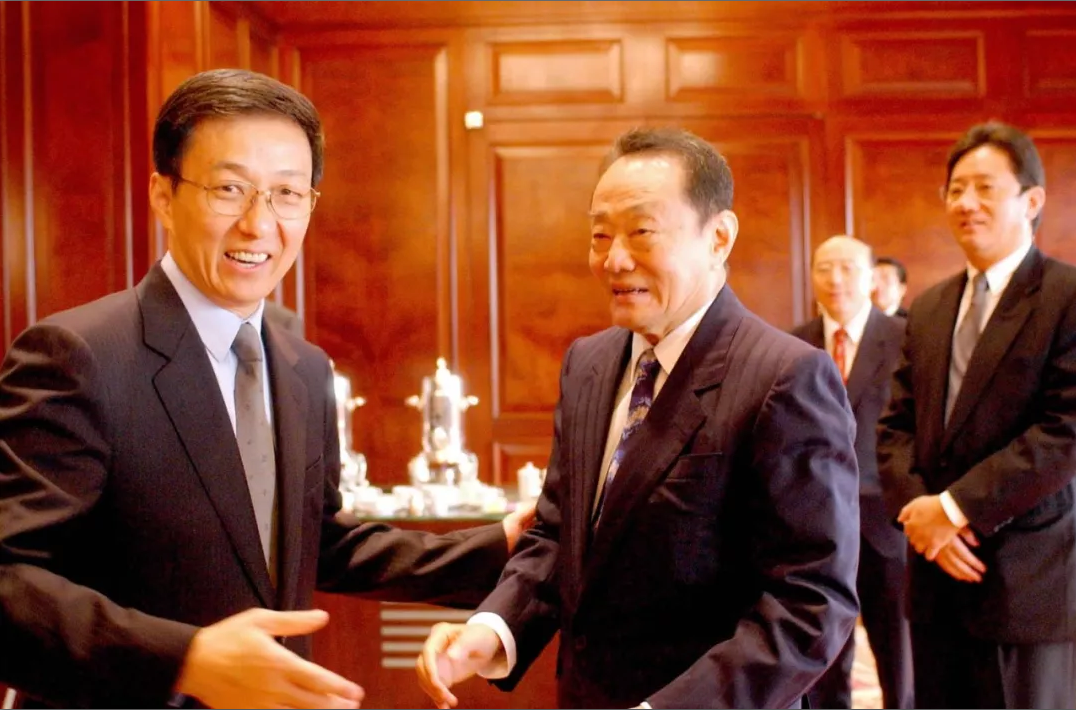 2003年10月28日 ，時任上海市市長韓正（左）會見香港工商界人士（新華社資料圖片）