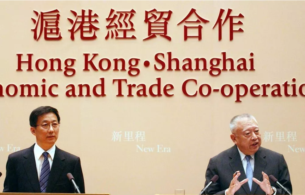 2003年10月27日，時任上海市市長韓正（左）和時任香港特首董建華（右）召開記者會，表示雙方正就滬港經貿合作展開討論，雙方同意在8個領域加強合作（中新社資料圖片）