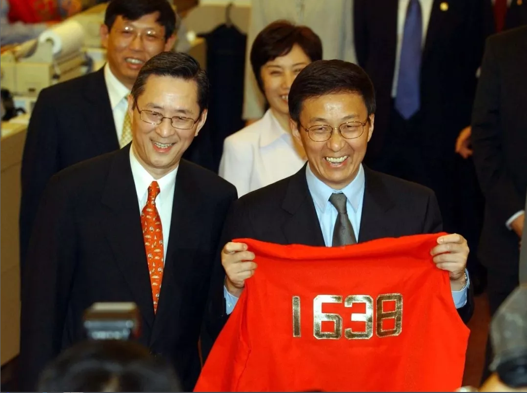 2003年10月28日，韓正在香港交易所行政總裁周文耀陪同下參觀港交所，並獲贈紅馬夾（中新社資料圖片）