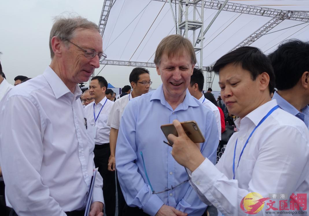 英國化學院院士、牛津大學教授馬克•莫洛尼（左一）與新加坡南洋理工大學協理副校長蒂姆•懷特（左二）在交談。