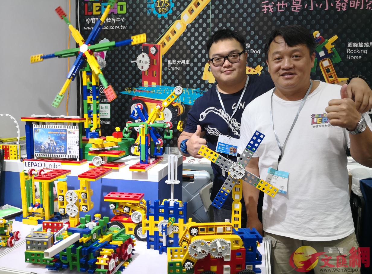 台灣樂寶玩具公司總經理高忠清（右一）與家人