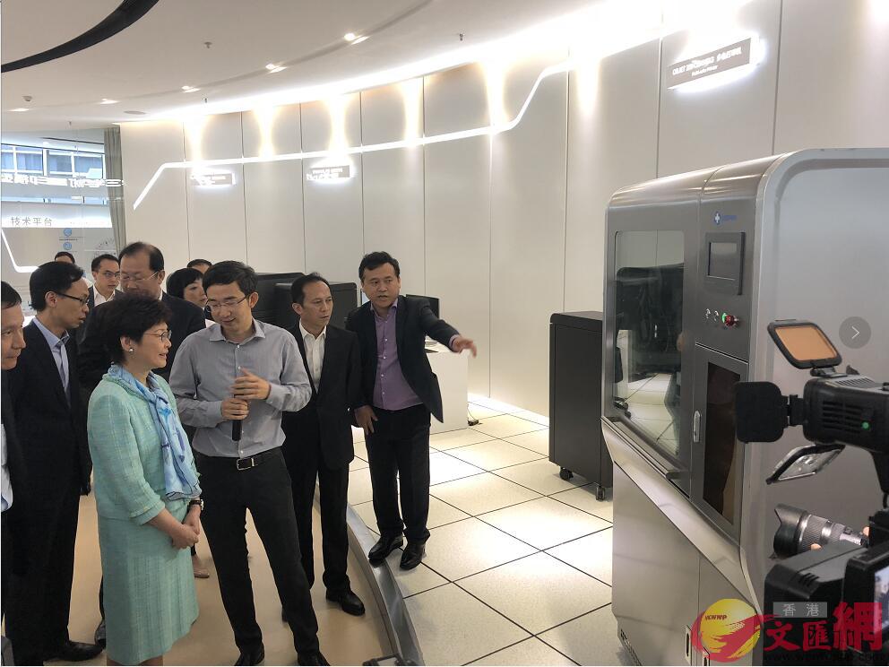 林鄭月娥到廣州科創企業參觀，了解生物3D打印技術應用（黃寶儀 攝）