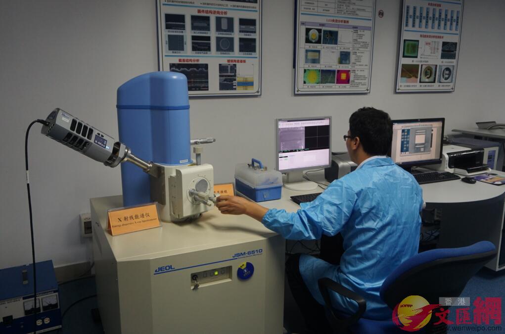 佛山香港科技大學LED-FPD工程技術研究開發中心研究人員做實驗