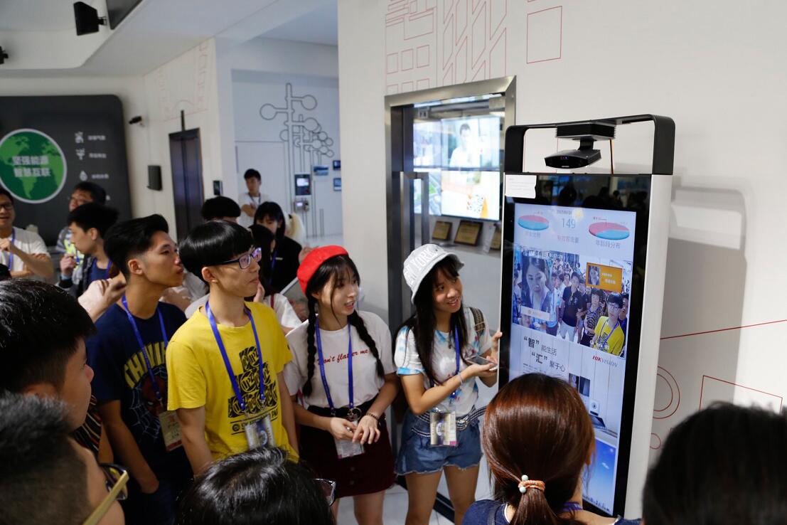 有調查指七成香港青年對大灣區就業前景樂觀（中新社資料圖）