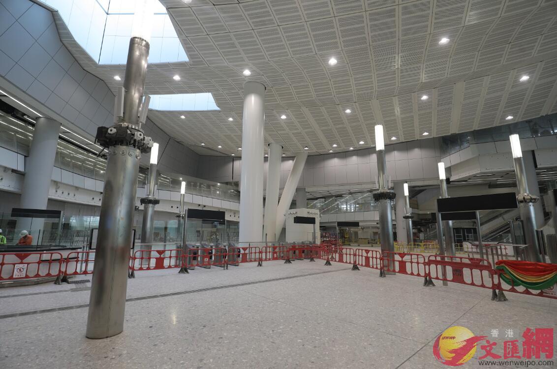 港鐵指，西九龍總站地下層天花板滴水，是因雨水經電線槽流入，已快速妥善處理。圖為西九龍站內部（資料圖片 全媒體記者麥鈞傑攝）