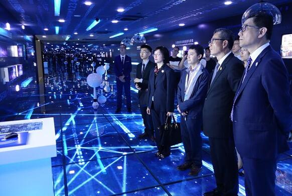 陳茂波（右二）5月26日參觀貴州大數據綜合試驗區展示中心。
