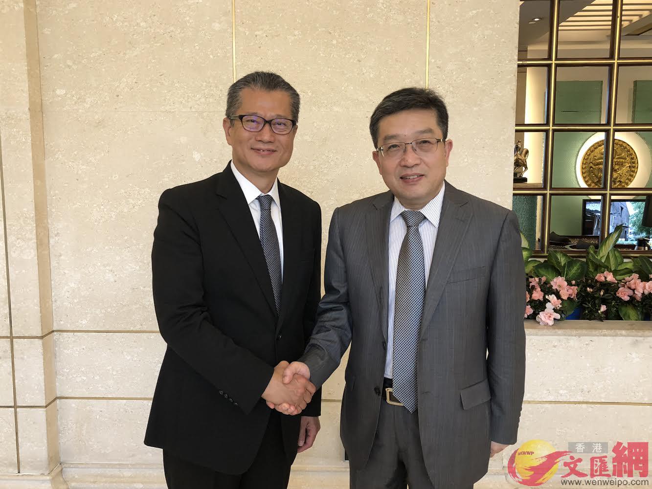 財政司司長陳茂波(左)與上海市委常委、統戰部部長鄭鋼淼會面。
