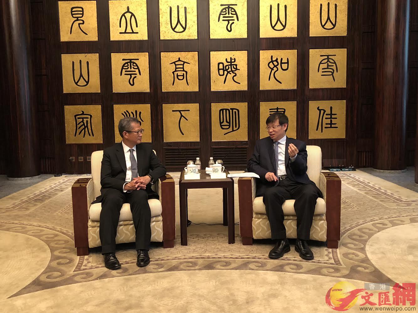 財政司司長陳茂波(左)與上海市人民政府副市長許昆林會面。