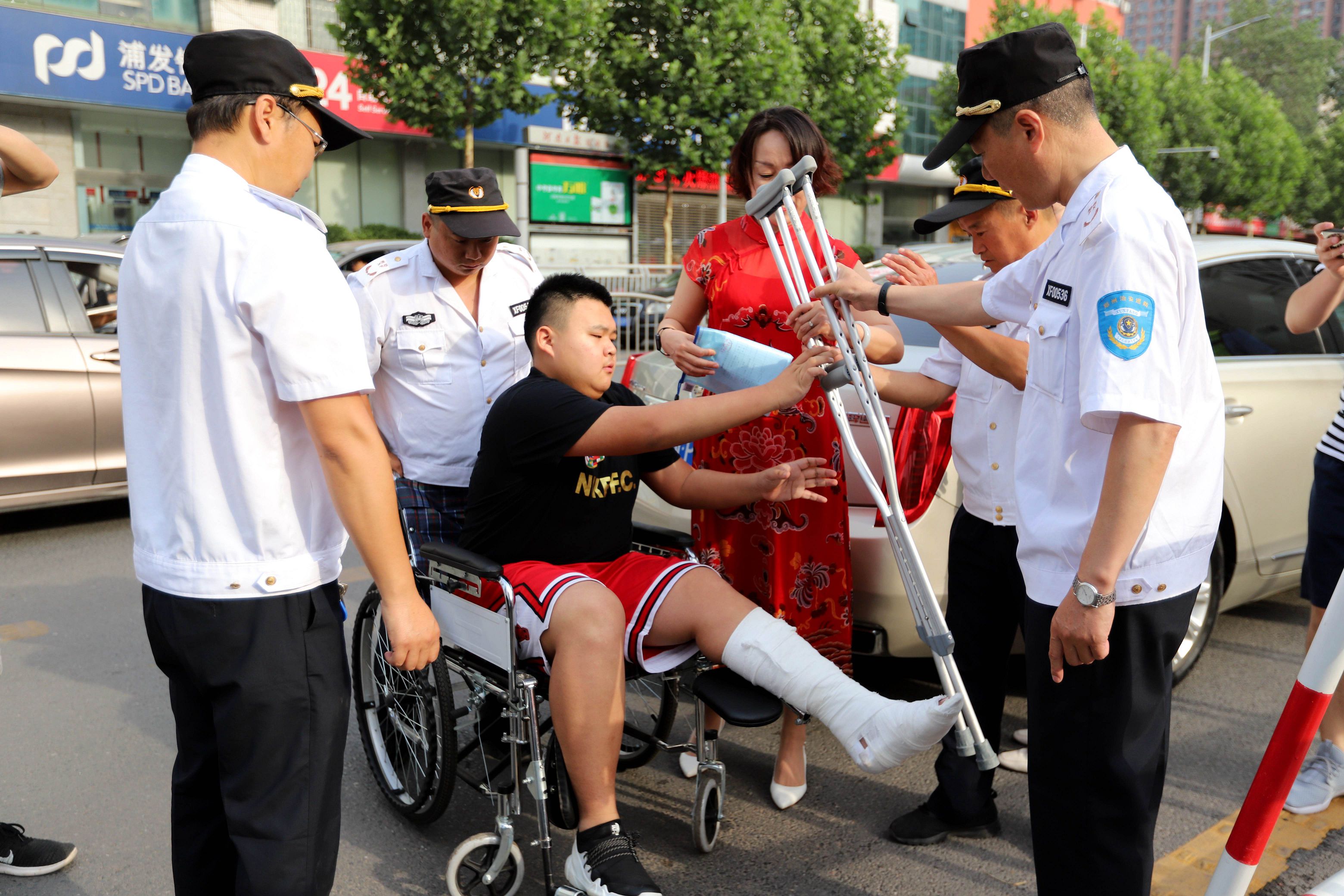 河南鄭州，一名坐著輪椅的考生參加高考(中新社)