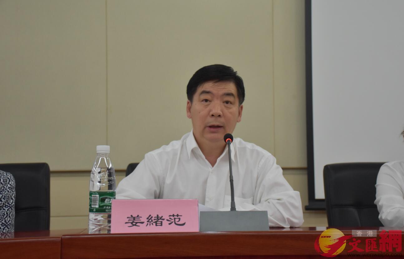 中國傳媒大學黨委副書記姜緒范在結業式上致辭