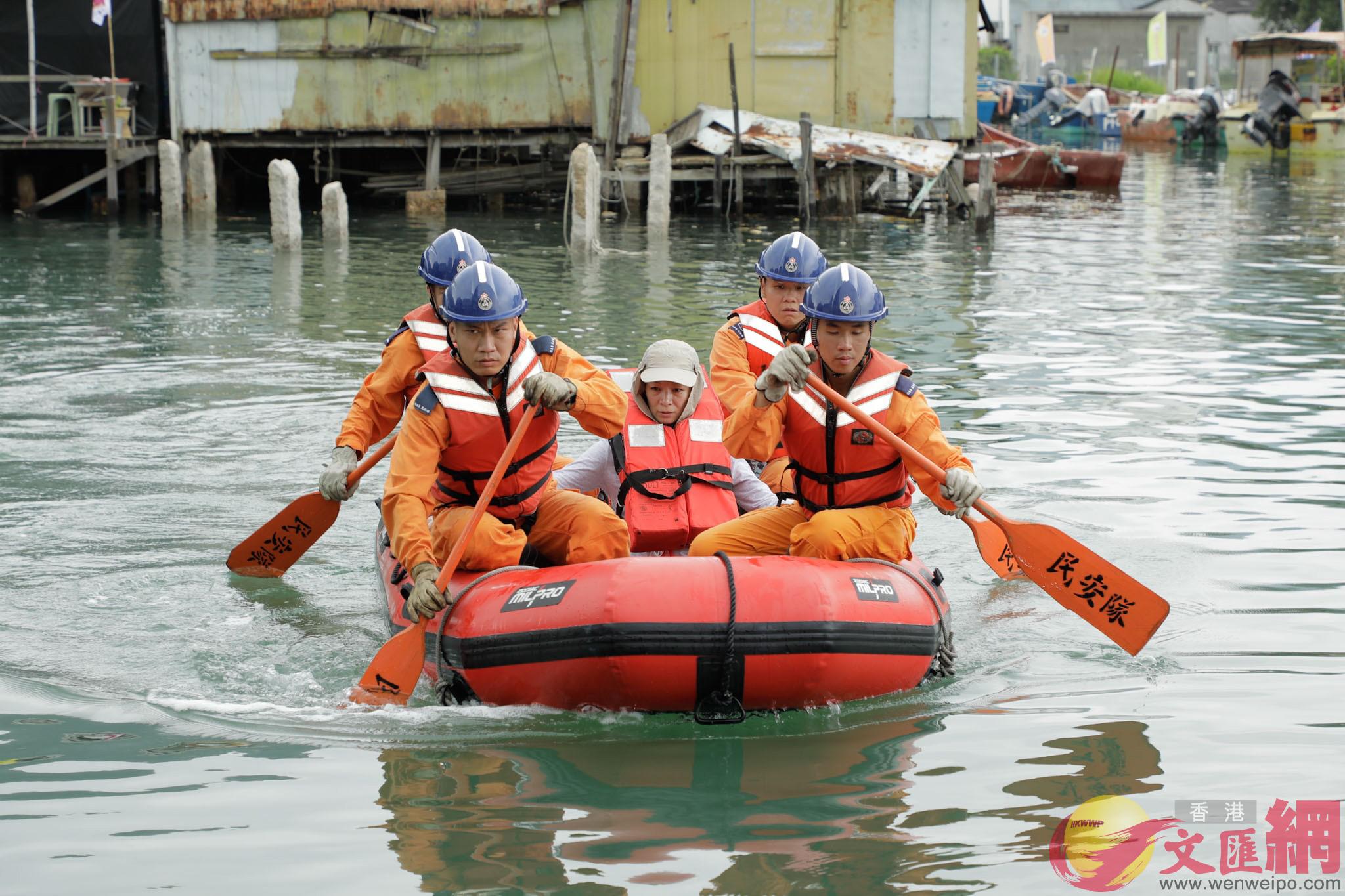 民安隊隊員在演練中利用橡皮艇拯救被困居民