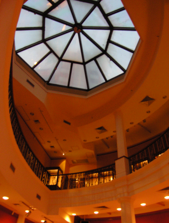 馮平山樓內空間採用了獨特的扇形設計，擁有豐富的細節和精湛的工藝。(文匯報) 