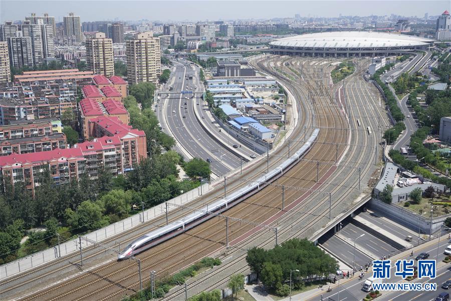 中國標準動車組「復興號」G123次列車從北京南站首發(2017年6月26日攝)。新華社