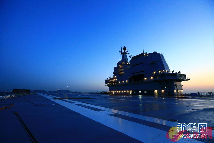 我國第二艘航母完成首次海上試驗任務，返抵大連造船廠碼頭(2018年5月18日攝)。新華社