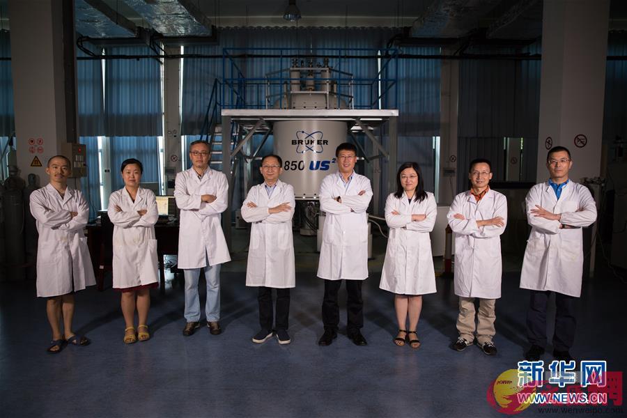 王文超、張欣、張鈉、王俊峰、劉青松、劉靜、林文楚、任濤(從左至右)在中科院合肥物質科學研究院強磁場科學中心(2017年8月17日攝)。哈佛「八博士」共聚合肥科學島建起世界上最先進的強磁場實驗裝置的故事，是近年來「歸國圈裡」的美談。新華社