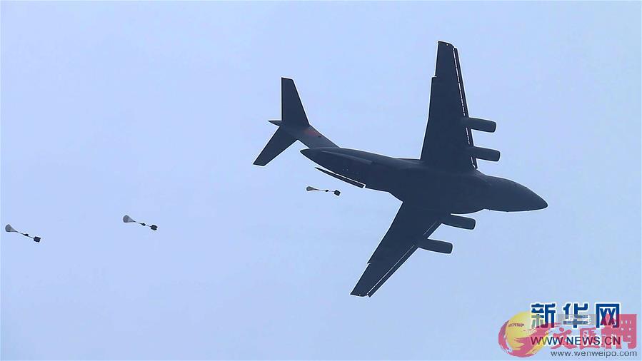 中國空軍大型運輸機運-20與空降兵部隊聯合開展空降空投訓練(資料照片)。新華社