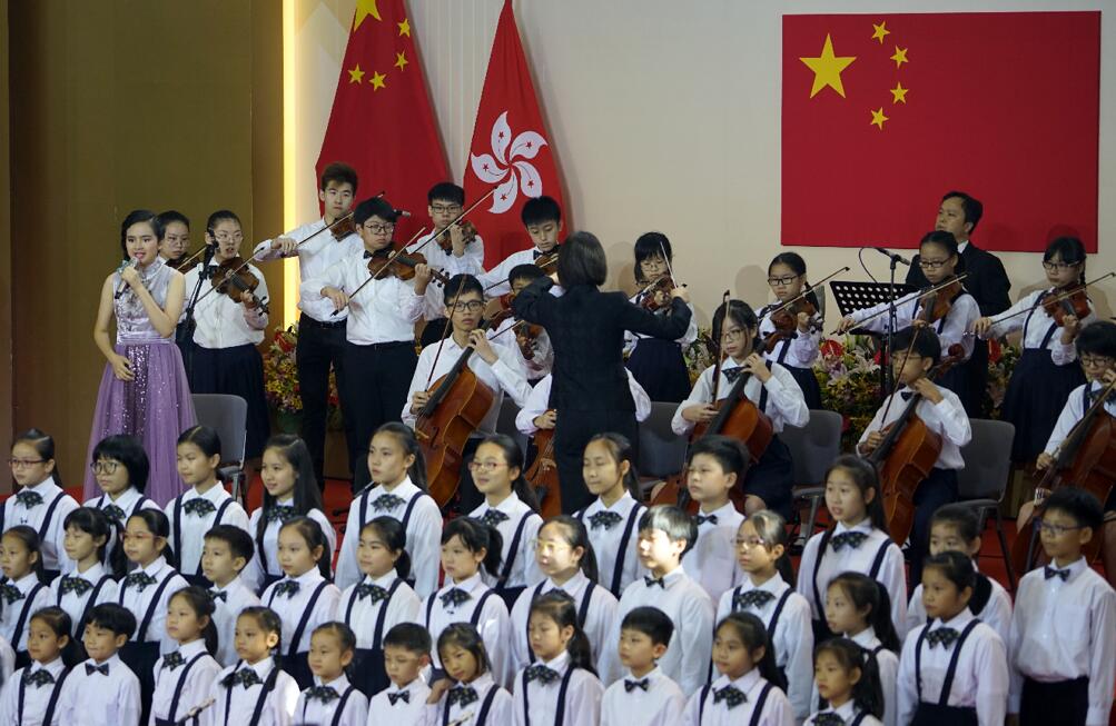 香港青少年在酒會上高唱《獅子山下》等歌曲
