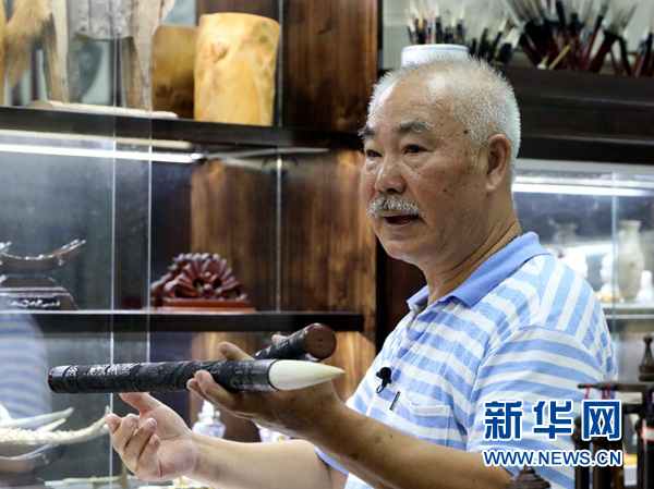 在「香港毛筆博物館」，張虹霓向參觀者介紹家族製作的毛筆(6月26日攝)。新華社
