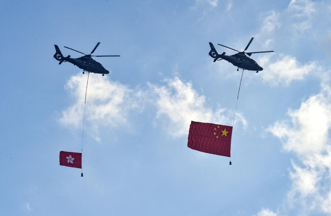 兩架直升機懸掛國旗和香港區旗經過金紫荊廣場上空