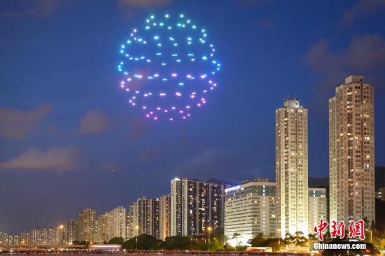 6月30日晚，為慶祝香港回歸祖國21周年、國民教育沙田區委員會成立10周年及為第8屆沙田節揭開序幕，香港沙田城門河上空舉行全港首次100架無人機戶外光影匯演。圖為無人機在空中組成象徵香港的東方之珠圖案。