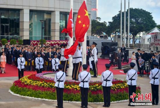 7月1日，香港特別行政區政府在金紫荊廣場舉行隆重的升旗儀式，慶祝香港回歸21周年。中新社