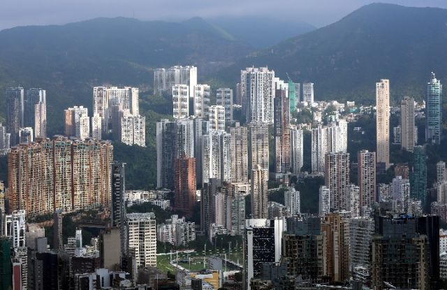 這是香港灣仔一帶的住宅樓(2017年11月14日攝)。