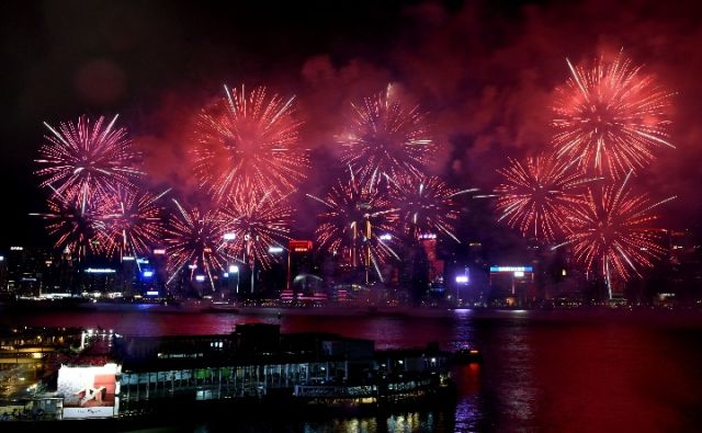 香港舉行煙花匯演慶祝中華人民共和國成立68周年(2017年10月1日攝)。