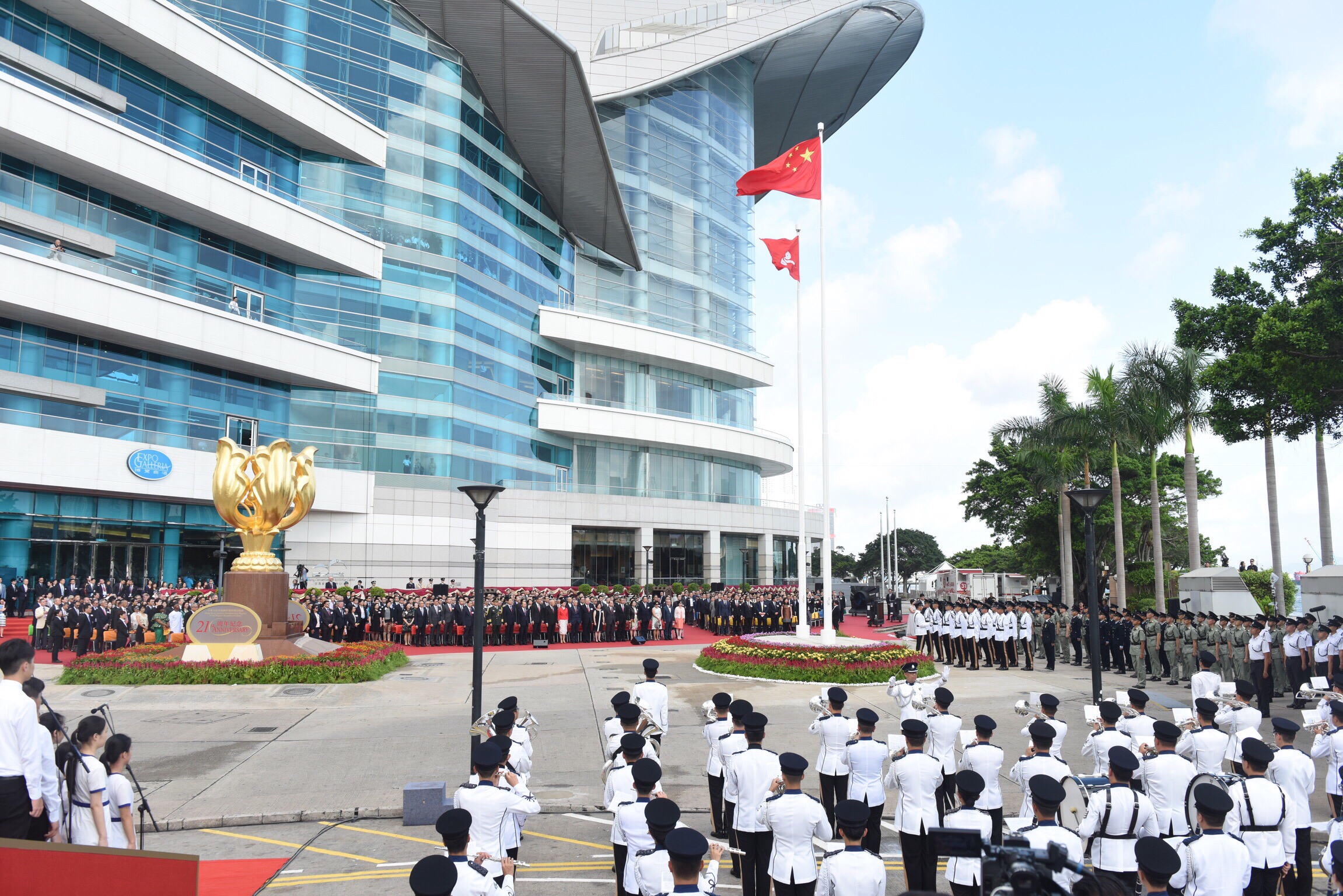 香港特區政府今日(1日)在金紫荊廣場舉行升旗儀式，慶祝香港回歸祖國21周年。