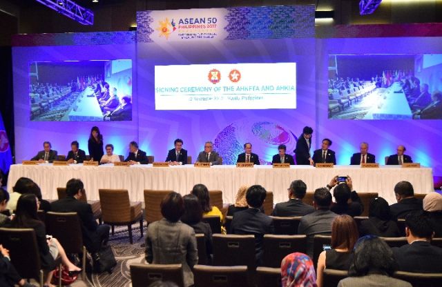 在菲律賓馬尼拉，中國香港特別行政區政府與東盟簽署自由貿易協定與相關投資協定(2017年11月12日攝)。