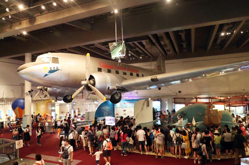 觀眾在科學館內參觀國泰航空首架飛機「Betsy」，機型道格拉斯DC-3。
