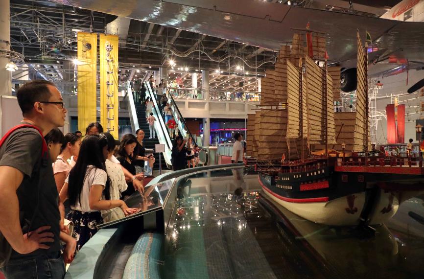 香港科學館內按1：30仿造的「鄭和寶船」。原船長126米，寬51米，最大排水量約14800噸，載重量約7000噸。 