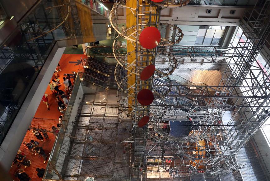 香港科學館內的能量穿梭機，向觀眾展示能量與運動的轉化，是目前世界同類型展品中最大的一件。