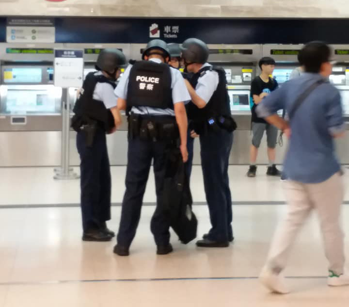 警察在沙田站搜捕持疑似仿製槍男子(網絡圖片)