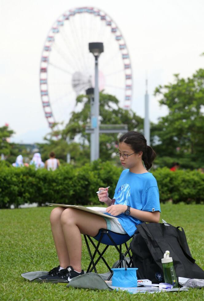 一眾青少年在中西區海濱長廊寫生(香港文匯報圖)