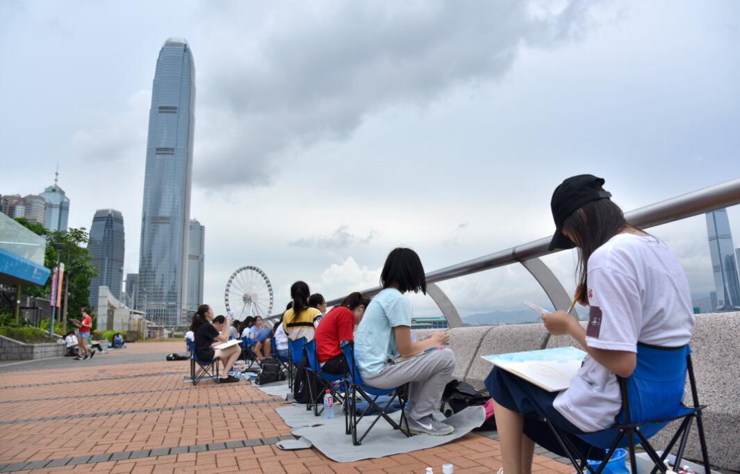 一眾青少年在中西區海濱長廊寫生(香港中通社圖)