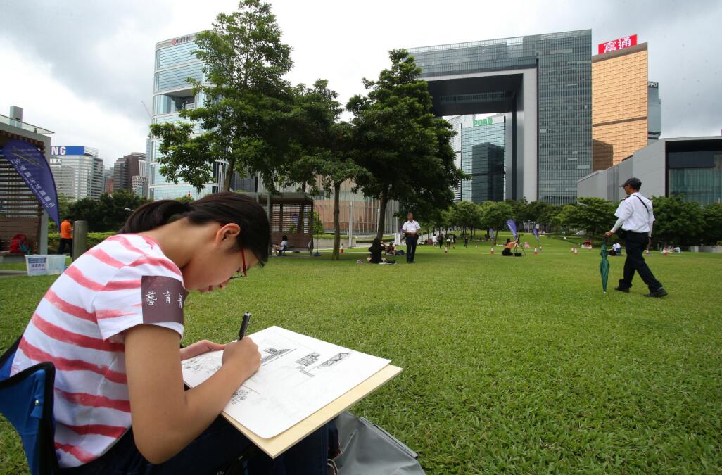 一眾青少年在中西區海濱長廊寫生(香港文匯報圖)