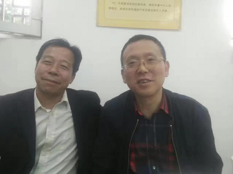华中强（左）和八一电影制片厂厂长柳建伟谈西峡口抗战。