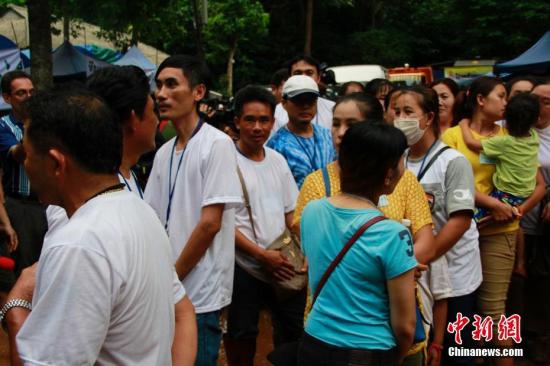 泰國清萊13名被困洞穴少年足球隊成員的家人在洞外救援營地守候C]中新網^