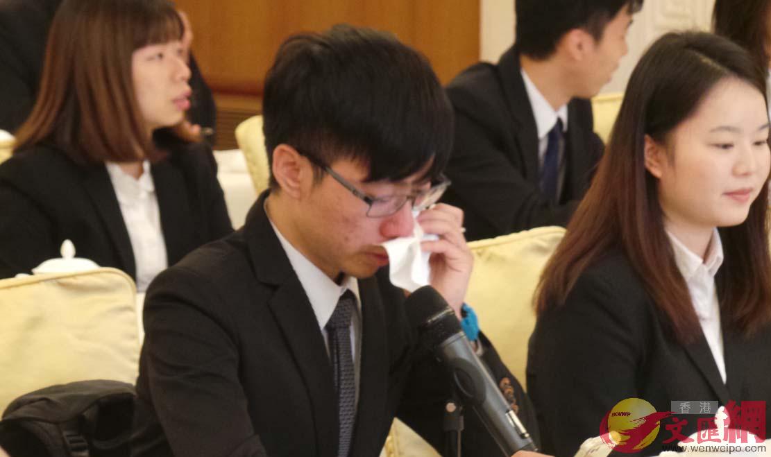  香港理工大學學生胡諾均在發言中談到天津的古道人情A一度哽咽落淚C]記者 趙大明 攝^