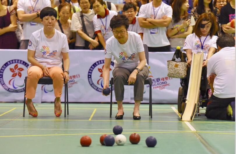 林鄭月娥(左)試玩硬地滾球A並與運動員切磋交流