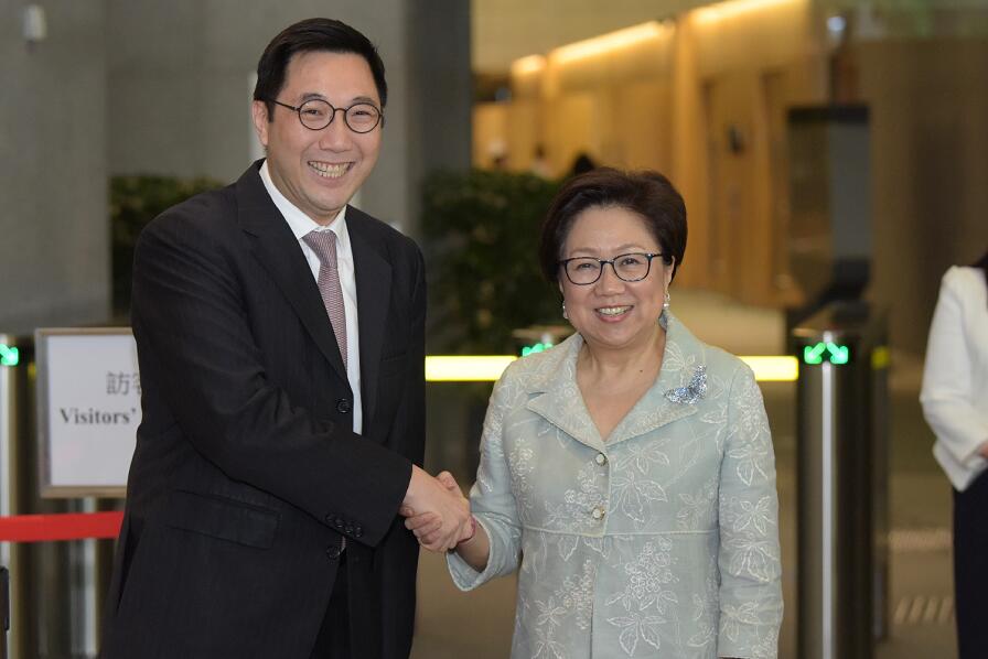 7月10日A香港金融發展局主席史美倫(右)與繼任的李律仁(左)一起會見傳媒(香港中通社)